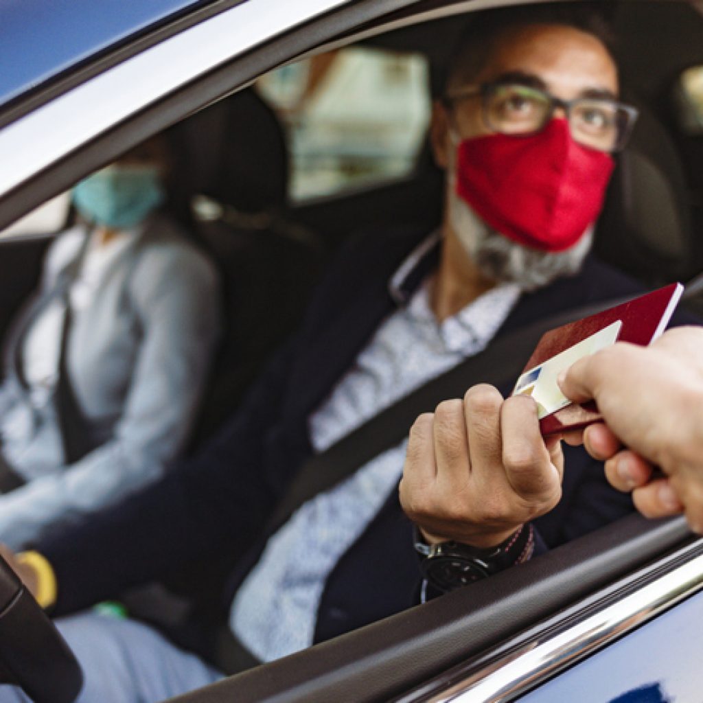 Visiteur qui présente son pass sanitaire